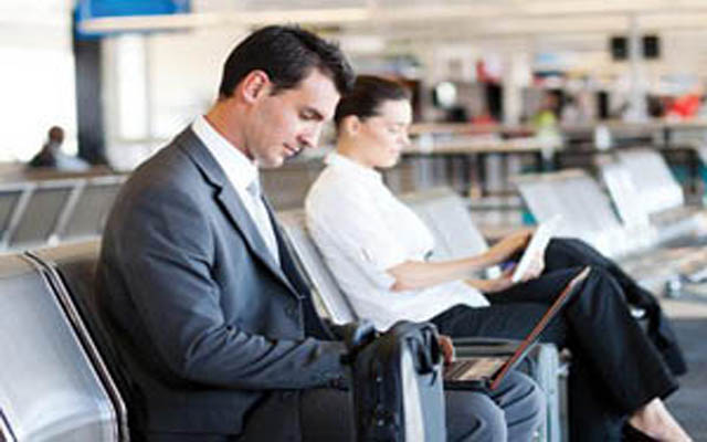 Los profesionales apuran sus viajes para trabajar hasta el último momento