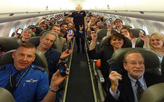 La gran mayoría de viajeros está a favor del móvil a bordo de los aviones