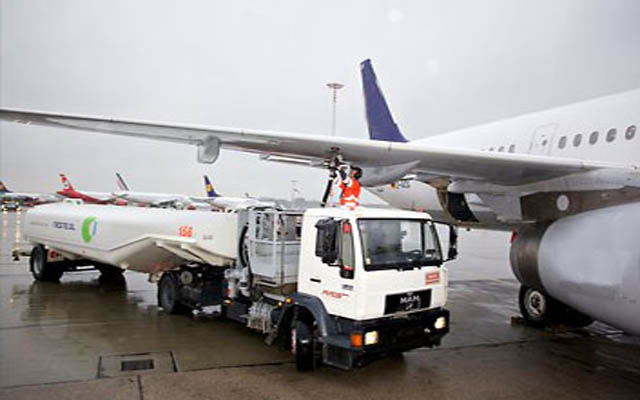 Las aerolíneas se resisten a bajar tarifas, a pesar de la caída del combustible
