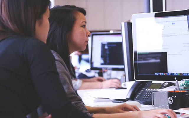 Las mujeres en viaje de negocios reservan los vuelos con mayor antelación y pagan menos