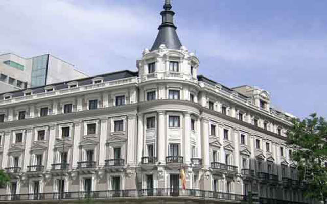 Competencia multa a los grupos de gestión de agencias por pactar precios