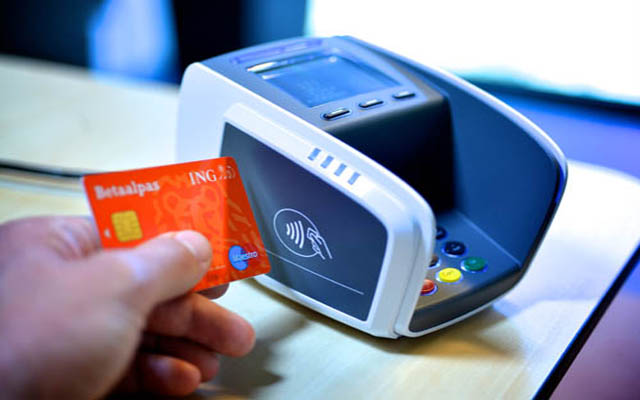 Los pagos electrónicos, la opción más barata para los españoles en el extranjero