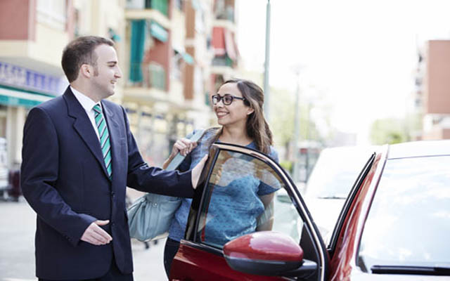 El 73% de los españoles se informa de las normas de tráfico locales para conducir en otro país