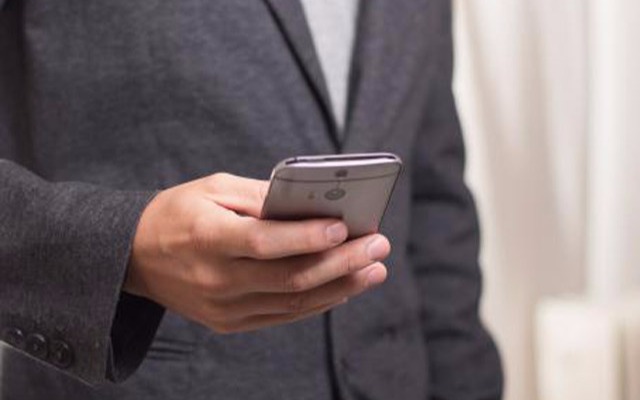 Los viajeros de negocios, preocupados por el exceso de conectividad