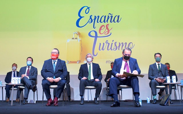 El sector turístico ofrece sus recursos para acelerar la vacunación masiva