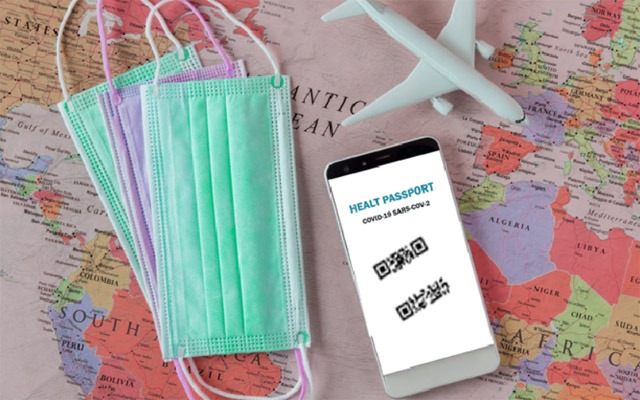 El pasaporte sanitario enfrenta a economistas, médicos y expertos en derecho