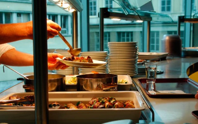 Uno de cada cuatro trabajadores ha reducido sus comidas en la oficina para almorzar en casa