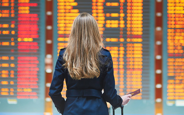 I ritardi dei voli aumentano del 55%, mentre le cancellazioni mostrano lievi miglioramenti