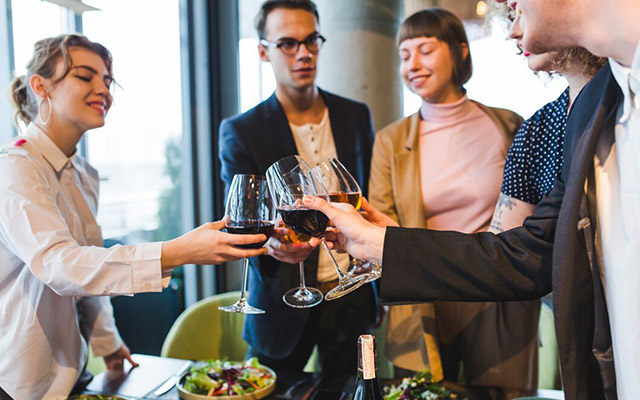 La metà dei dipendenti spagnoli dovrà pagare la cena di Natale della propria azienda.