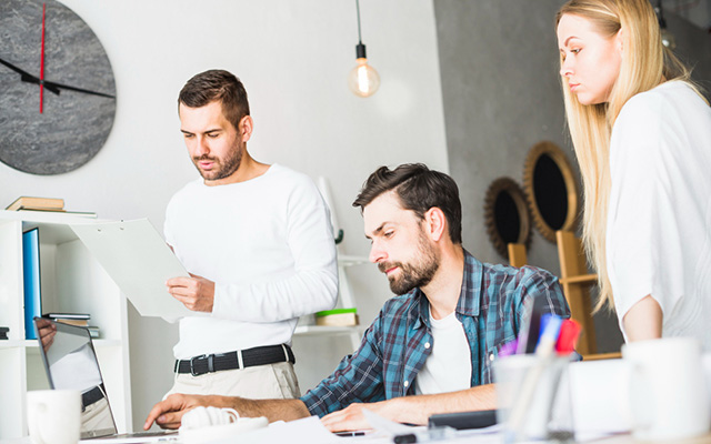 Gli spagnoli sono leader nel lavoro d'ufficio, ma preferiscono ancora il lavoro ibrido