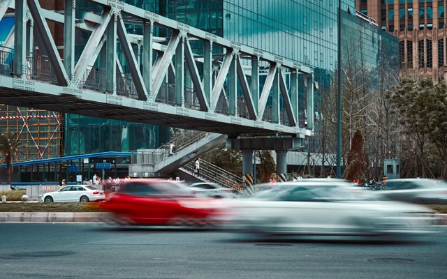 Bruselas demanda el uso del taxi y VTC compartidos para reducir atascos y contaminación