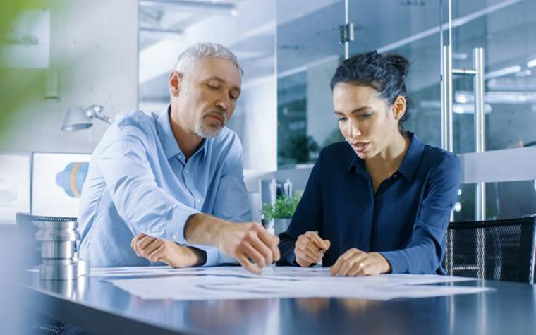 Las mujeres utilizan herramientas de inteligencia artificial hasta un 25% menos que los hombres